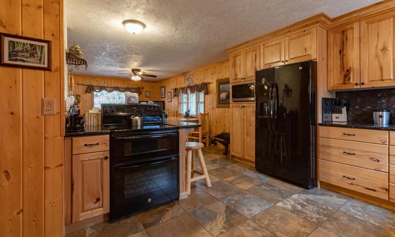 Remington Reload By Kabino Hot Tub Firepit Roku Big Yard Driveway Grill Wifi Trails Island Park Exterior photo