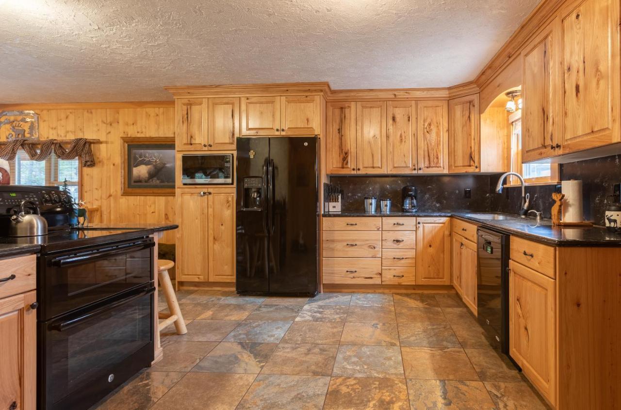 Remington Reload By Kabino Hot Tub Firepit Roku Big Yard Driveway Grill Wifi Trails Island Park Exterior photo